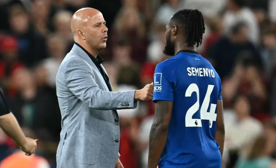 Arne Slot, managerul lui Liverpool, l-a consolat pe Antonio Semenyo, autorul „dublei” de pe Anfield, după eșecul lui Bournemouth (2-4) și episodul rasist / Foto: Imago Decizie necruțătoare pentru fanul arestat! » Ce măsuri ia poliția după atacul rasist asupra lui Antoine Semenyo