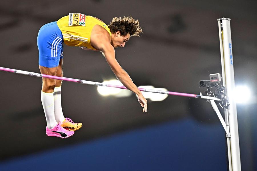 Armand Duplantis în acțiune la Campionatele Europene 2026 Foto: Imago Images Armand Duplantis, al patrulea titlu european consecutiv la săritura cu prăjina!