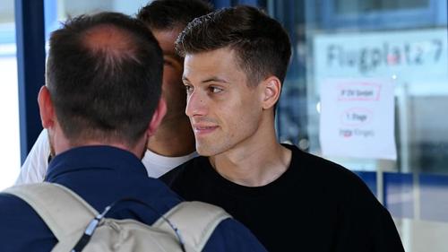 Giannis Konstantelias, pe aeroportul din Dortmund / Foto: Bild
