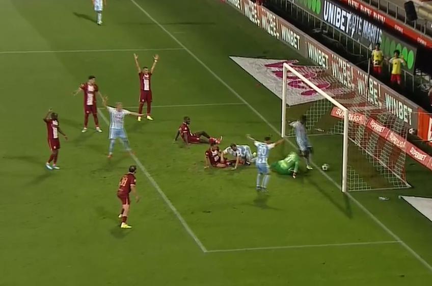 Corvinul - CFR Cluj 3-0. Fază curioasă la Arad. Hunedorenii au înscris golul de 2-0 în minutul 71, după o lovitură de la colțul terenului.