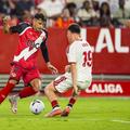 Andrei Rațiu încearcă să treacă de un adversar, în Sevilla - Rayo 2-1 / Foto: Imago