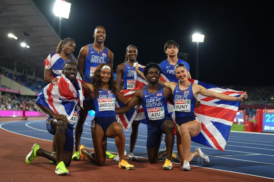 Membrii ștafetelor Marii Britanii de 4x100m, campioni europeni la Birmingham 2026 Foto: Guliver/GettyImages Haos la Birmingham, lângă stadionul unde se dispută Europenele de atletism » Poliția a arestat un bărbat