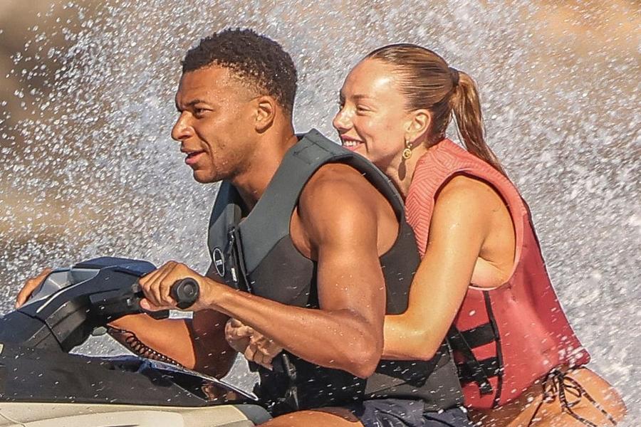 Kylian Mbappe și Ester Exposito, la bordul unui jetski Mbappe, ținut „ostatic” pe yacht de iubita lui în timp ce Mourinho a început curățenia la Real Madrid