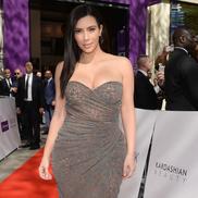 Kim Kardashian a devenit celebră după un sextape cu fostul ei partener, rapperul Ray J. Pentru a fi publicat, rapperul i-a plătit membrei familiei Kardashian o mare sumă de bani. Atunci, Kim s-a hotărât să pornească showul „Keeping up with the Kardashians”.