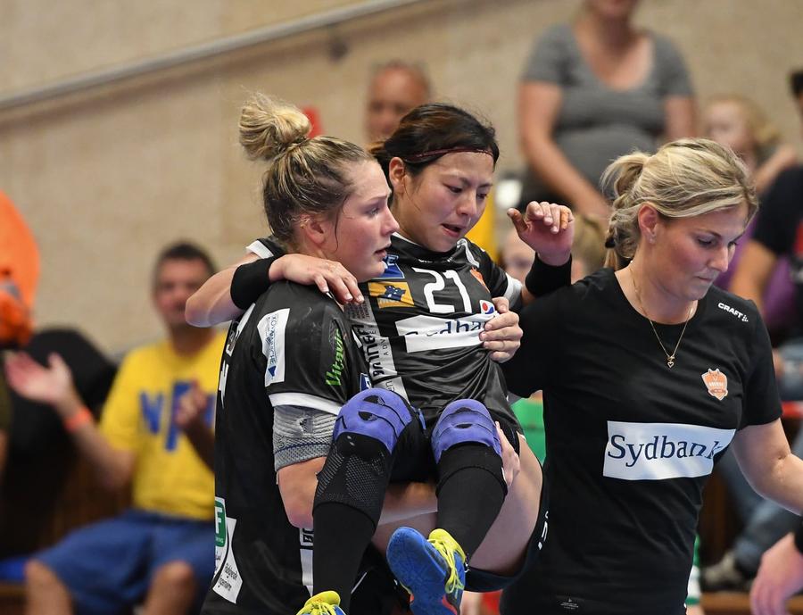Momentul în care Ikehara este scoasă din teren FOTO Nykøbing F. Håndboldklub - NFH Odense, victorie înainte de jocul cu SCM Rm. Vâlcea!