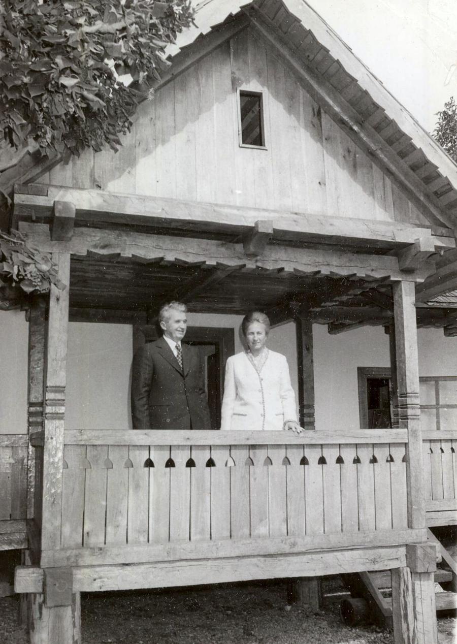Nicolae și Elena Ceaușescu la casa părintească din Scornicești Bancul care l-a salvat pe Mitică Dragomir la cina cu Nicolae și Elena Ceaușescu: „Mânca-v-aș gura, am crezut că mor!”