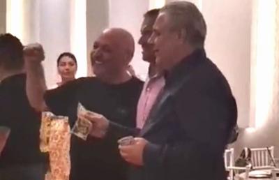 Șumudică a aruncat în lăutari cu banii primiți de la Neluțu Varga » Cea mai cerută dedicație la ziua lui Gigi Corsicanu