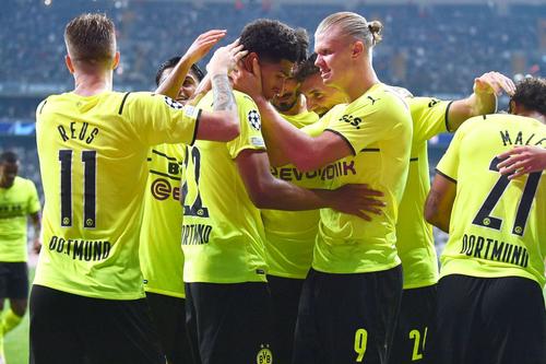 Erling Haaland (21 de ani), alături de coechipierii de la Borussia Dortmund, foto: Imago