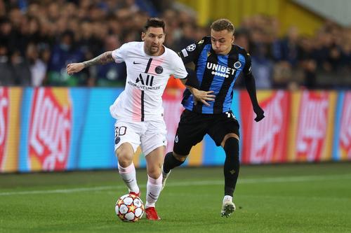 Noa Lang, în duel cu Lionel Messi // foto: Guliver/gettyimages