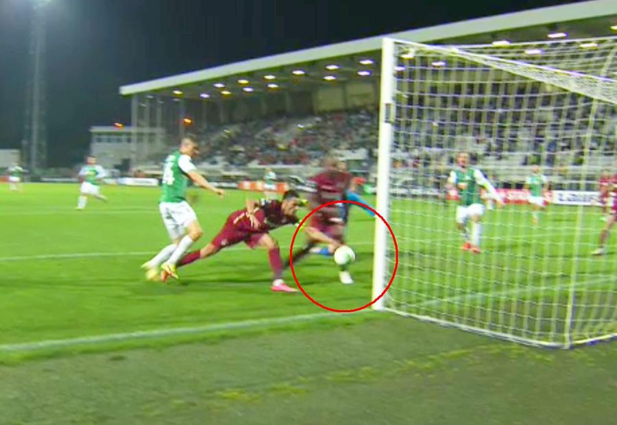 Momentul în care Mario Camora oprește mingea cu mâna / FOTO: Captură @Pro X Mario Camora, gest incredibil în Jablonec - CFR Cluj » Henț intenționat la câțiva centimetri de poarta lui Bălgrădean
