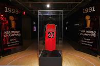 A fost doborât recordul pentru cel mai scump tricou din istorie! Peste 10 millioane de $ licitate pentru cel purtat de un star din NBA