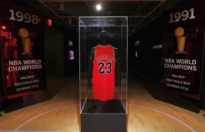 A fost doborât recordul pentru cel mai scump tricou din istorie! Peste 10 millioane de $ licitate pentru cel purtat de un star din NBA