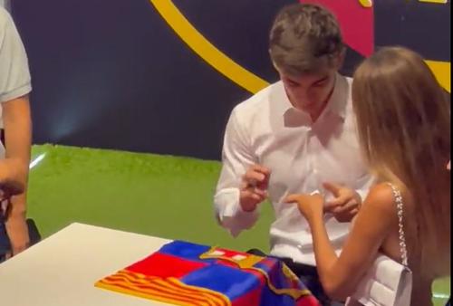 Pablo Paez Gavira (18 ani), cunoscut drept „Gavi”, a semnat un nou contract cu FC Barcelona, până în vara anului 2026. Un moment din evenimentul de prezentare a devenit viral.