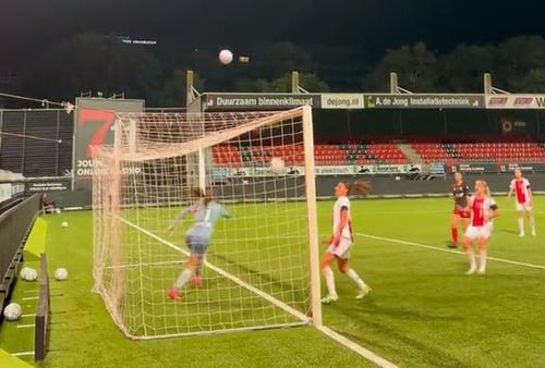 Romee Leuchter (22 de ani) a marcat un gol hilar în meciul câștigat de echipa feminină a lui Ajax pe terenul lui Excelsior, scor 3-1, în runda cu numărul 2 din Eredivisie.