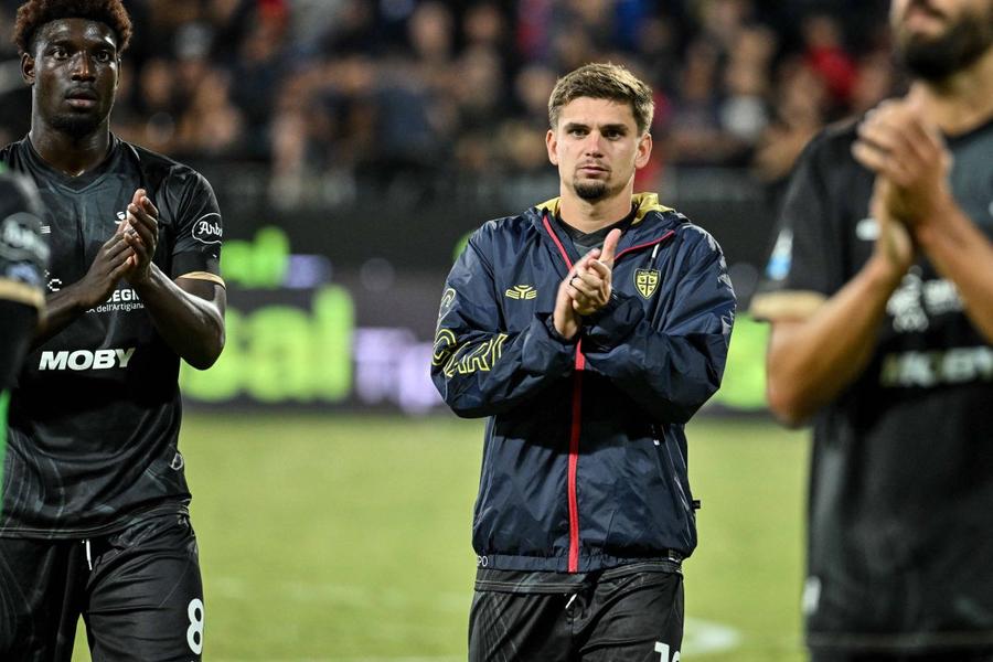 La finalul meciului pierdut la scor cu Napoli (0-4), deși supărat, Răzvan Marin a mers cu colegii să aplaude tifoseria rossoblu / Foto: Imago „Oriunde l-ai pune, trece de la închizător la regizor ca nimeni altul!” » Răzvan Marin, cel mai puțin slab contra fostei campioane. Notele primite de el în presa italiană
