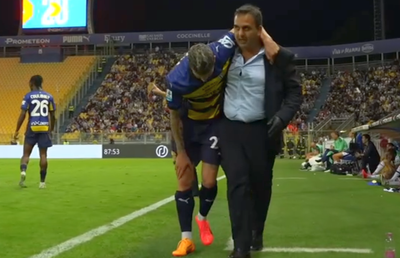 Imaginile durerii! Valentin Mihăilă s-a accidentat și nu a putut să iasă singur de pe gazon » Panică pentru Mircea Lucescu