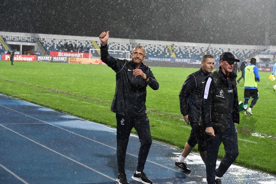 Emil Săndoi, primul din stânga, fericit după victoria contra Craiovei N-a vrut să joace teatru!