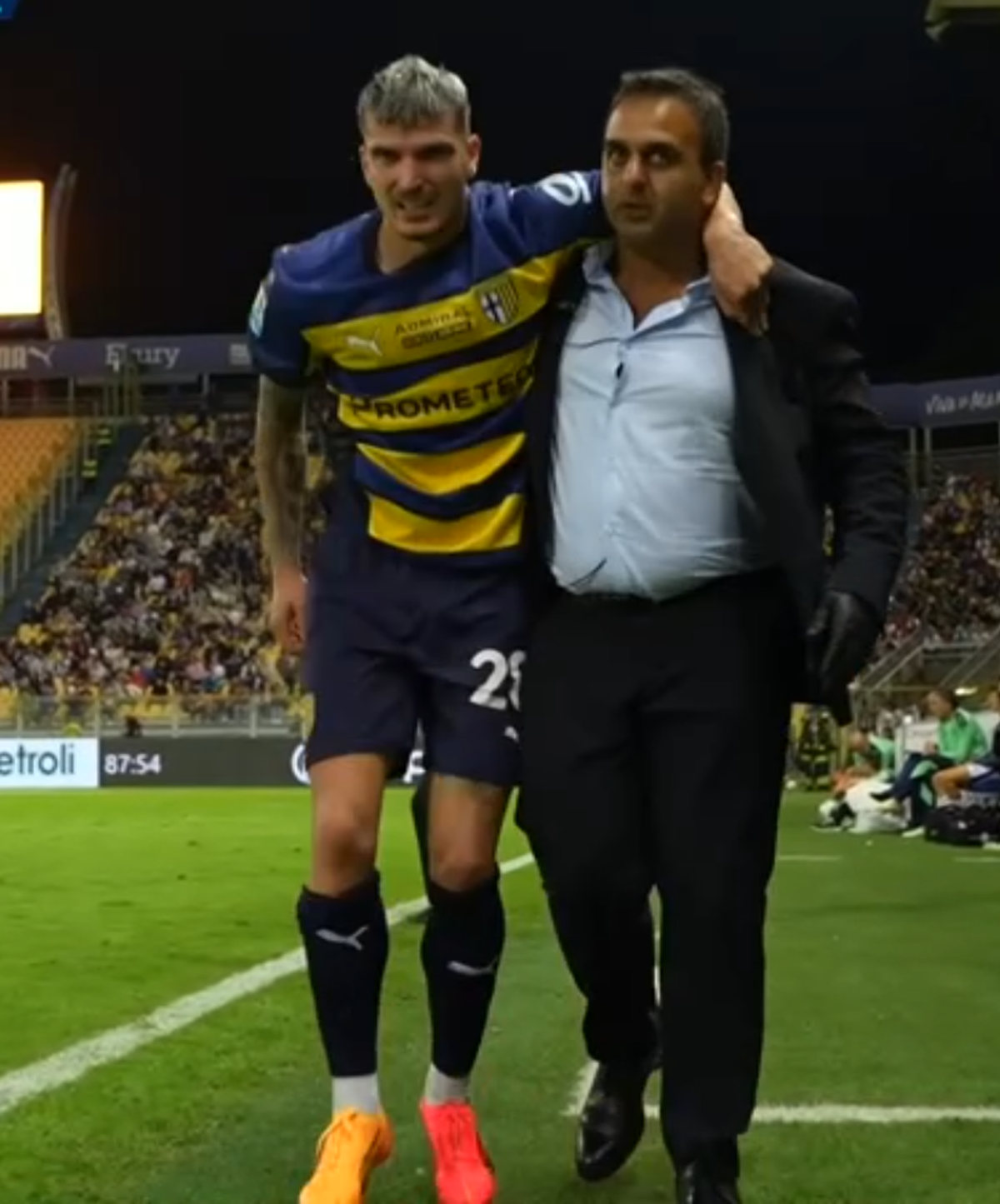 Imaginile durerii! Valentin Mihăilă s-a accidentat și nu a putut să iasă singur de pe gazon » Panică pentru Mircea Lucescu