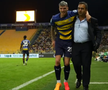 Imaginile durerii! Valentin Mihăilă s-a accidentat și nu a putut să iasă singur de pe gazon » Panică pentru Mircea Lucescu