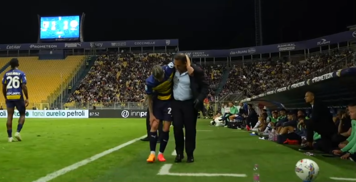 Imaginile durerii! Valentin Mihăilă s-a accidentat și nu a putut să iasă singur de pe gazon » Panică pentru Mircea Lucescu