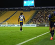 Imaginile durerii! Valentin Mihăilă s-a accidentat și nu a putut să iasă singur de pe gazon » Panică pentru Mircea Lucescu