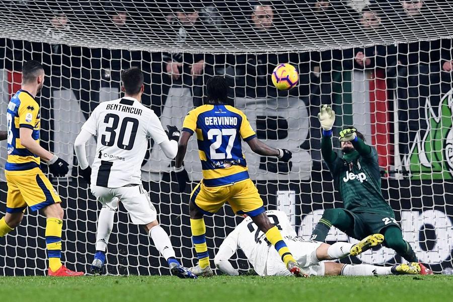 Golul egalizator al lui Gervinho din meciul cu Juventus (1-2), pe 1 septembrie 2018, a deschis seria ivorianul de trei jocuri ca marcator pe Ennio Tardini / Foto: Imago Dennis MAN-ia! O armată de scouteri vine să-l vadă din nou azi pe român! „Licitația începe de la 30 de milioane de euro” » Recordul pe care l-ar putea egala
