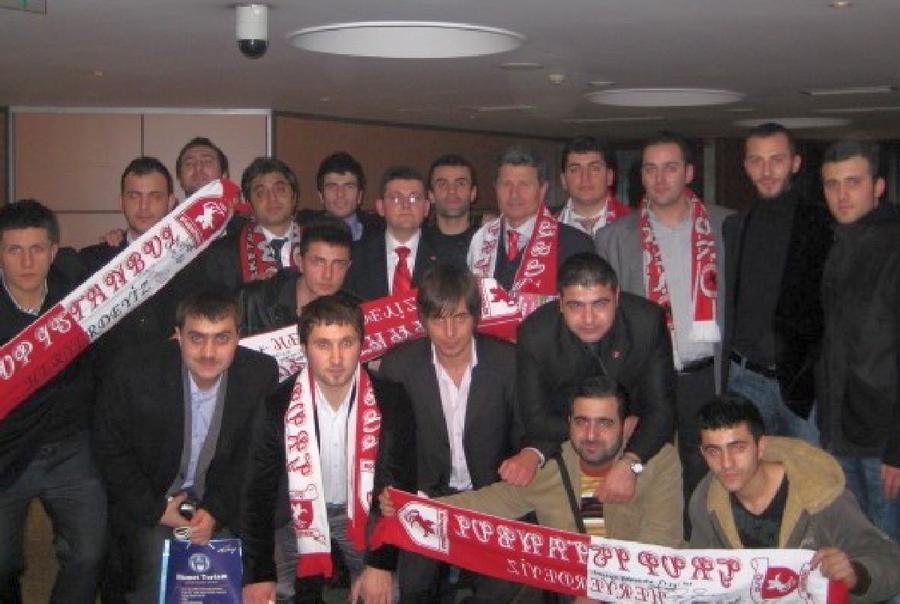 Gigi Mulțescu și comunitatea de la Samsunspor / Sursă foto: samsunsonhaber.com Ultimul „Cici Baba” al lui Mulțescu » GSP, interviu emoționant cu turcul pe care l-a promovat acum 30 de ani: „Cel mai important rol în formarea mea. L-am iubit!”