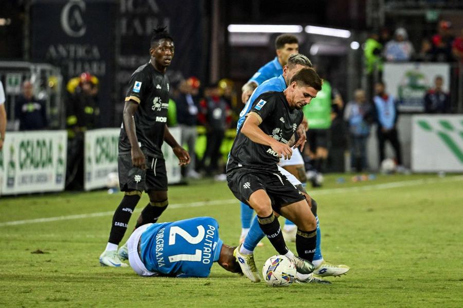 Răzvan Marin îl deposedează aici pe Matteo Politano, în eșecul suferit de Cagliari, 0-4 cu Napoli / Foto: Imago „Oriunde l-ai pune, trece de la închizător la regizor ca nimeni altul!” » Răzvan Marin, cel mai puțin slab contra fostei campioane. Notele primite de el în presa italiană