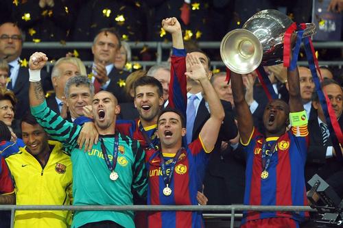 Eric Abidal ridicând trofeul Ligii în 2011, pe Wembley. Foto: Guliver/GettyImages