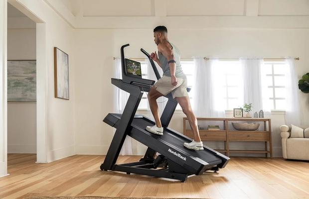 Banda de alergat NordicTrack – tehnologia iFiT, SmartAdjust și AI Coach pentru o experiență interactivă unică și motivantă