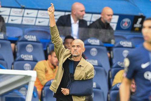 Din tribună, Luis Enrique a dat indicații jucătorilor săi de la PSG doar cu mâna dreaptă / Foto: Imago