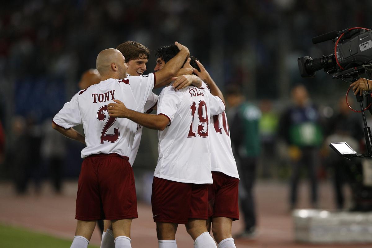 Fix 17 ani de când zidarul Culio a răpus gladiatorii » Imagini memorabile de pe Olimpico + Amintirile „Papei de la Roma”: „Fază tare cu Trică în vestiar”