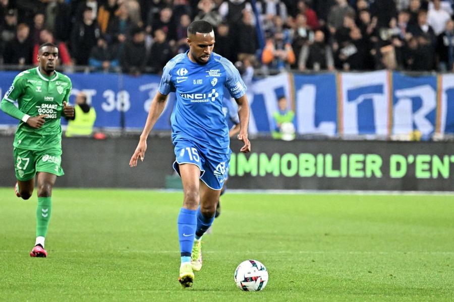 Jekob Jeno / foto: Imago S-a scris istorie în Superliga! A debutat primul jucător născut în țara care are o populație cât Craiova!