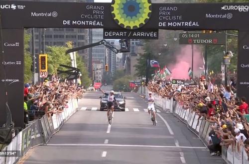 Duminică, Brandon McNulty s-a impus în Marele Premiu al Montrealului. O victorie cu scenariu superb. Tadej Pogacar, colegul de la UAE Team Emirates, i-a permis americanului să treacă primul linia de sosire.