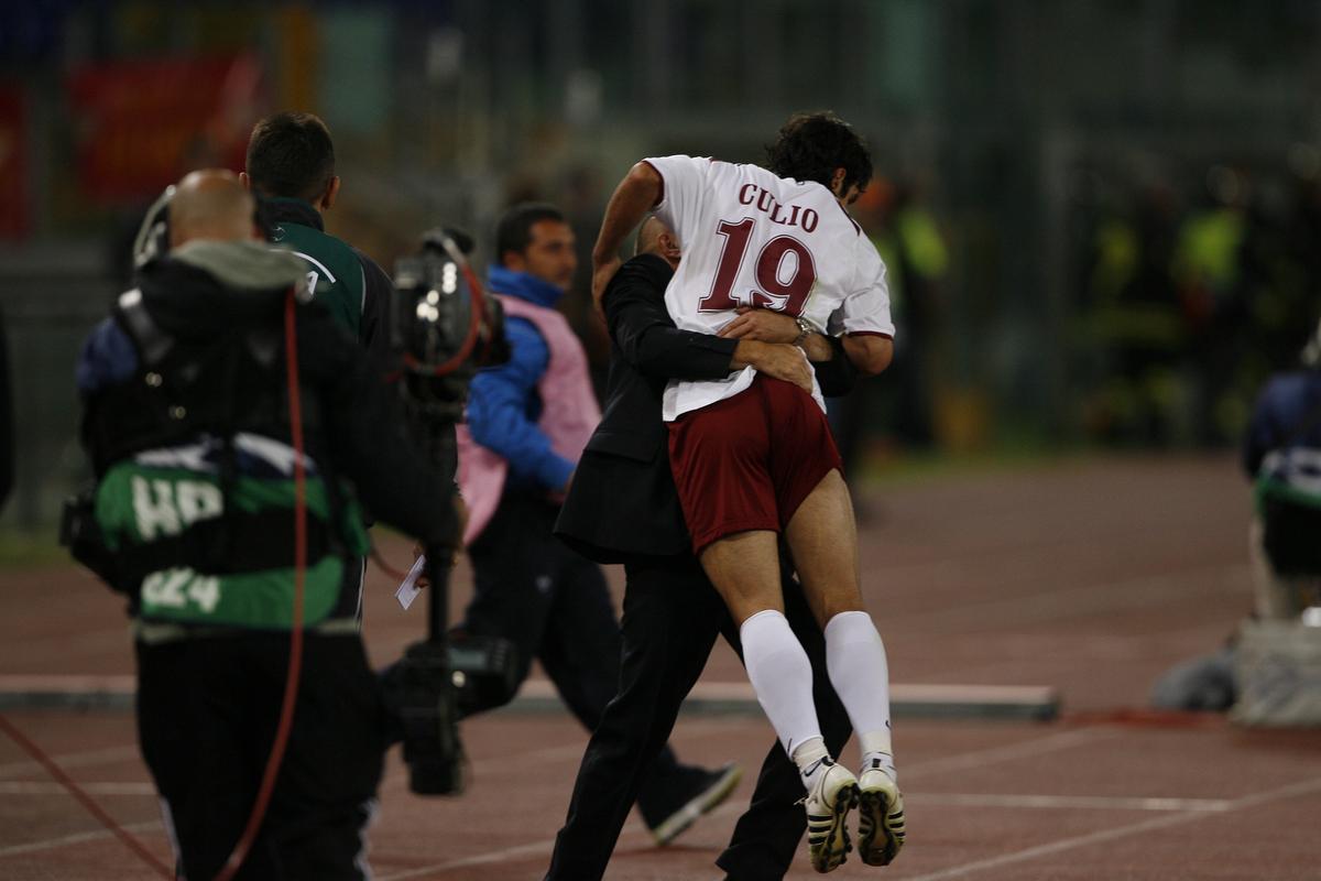 Fix 17 ani de când zidarul Culio a răpus gladiatorii » Imagini memorabile de pe Olimpico + Amintirile „Papei de la Roma”: „Fază tare cu Trică în vestiar”