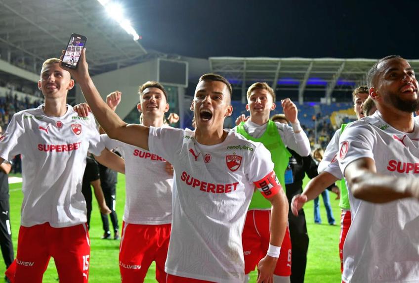 Cătălin Cîrjan, dezlănțuit în fața galeriei, după Petrolul - Dinamo 0-3 / FOTO: Cristi Preda (GSP)