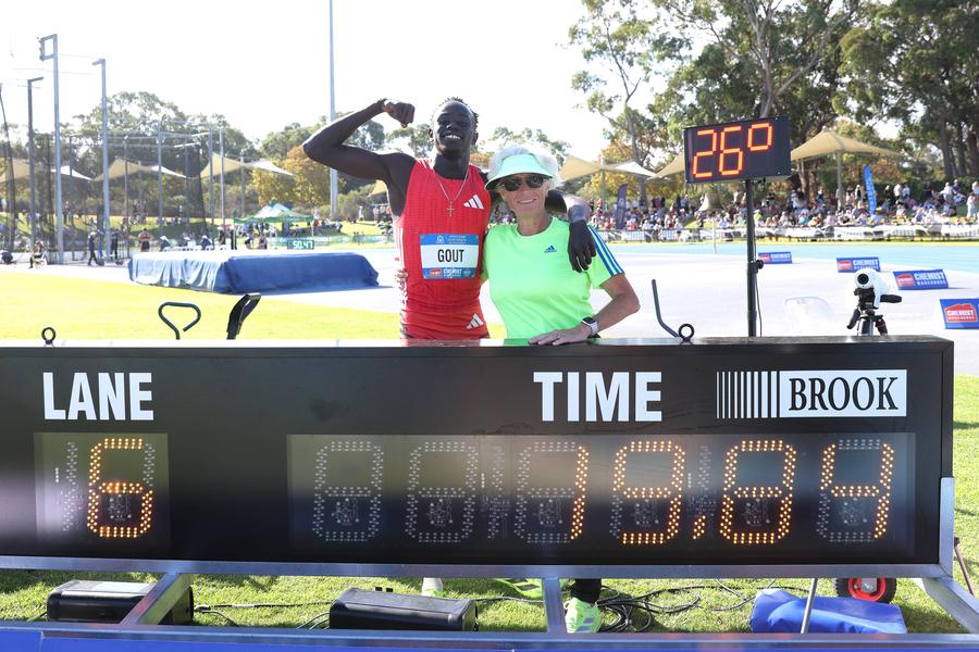Gout Gout și antrenoarea sa FOTO Imago Images Debutul pe care îl așteaptă o lume întreagă » Australianul Gout Gout intră în concurs la Campionatele Mondiale de Atletism de la Tokyo