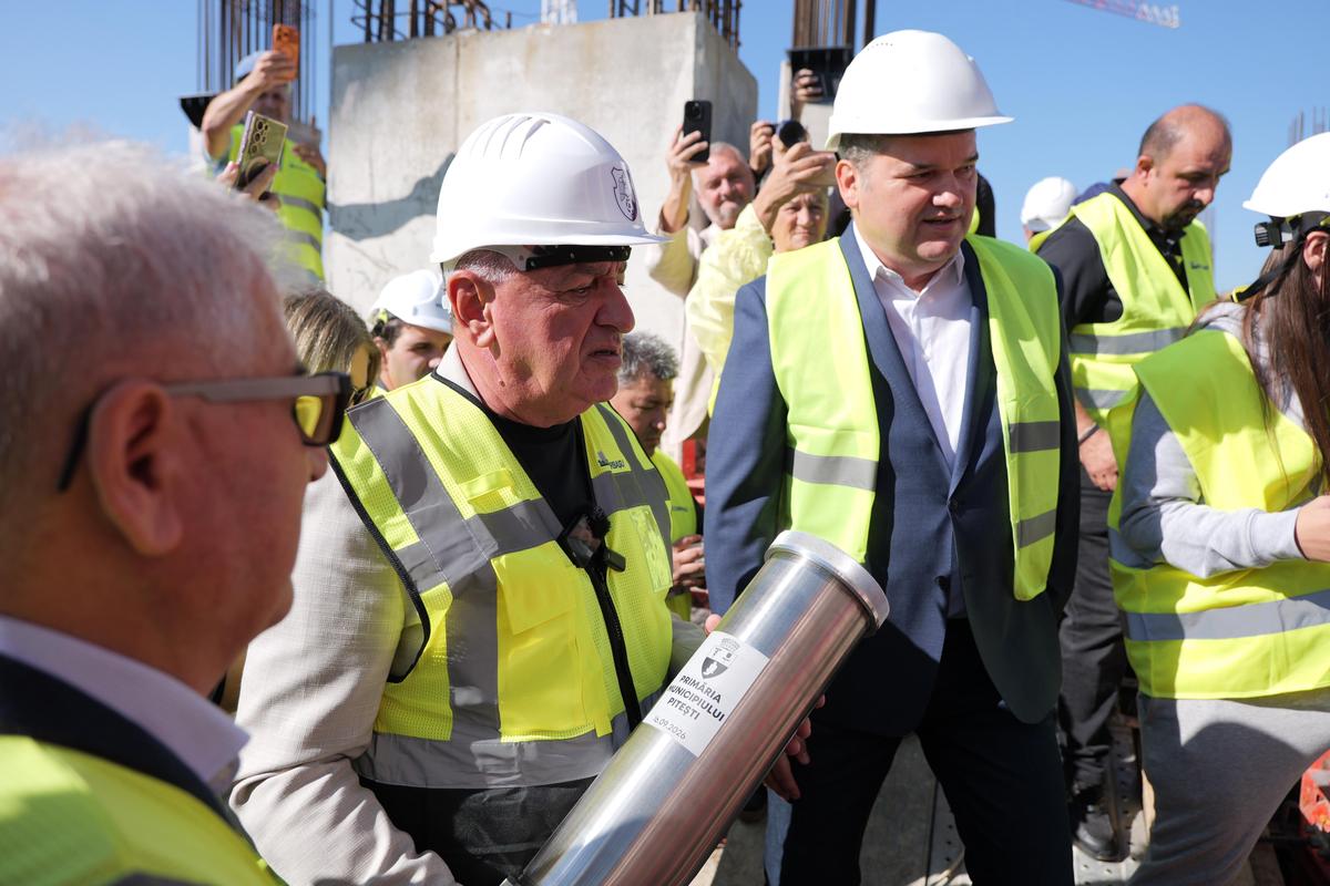 „M-am trezit cu lacrimi în ochi...” » Momente emoționante pe stadionul de 100 de milioane de euro! „Capsula timpului” a fost îngropată la Pitești