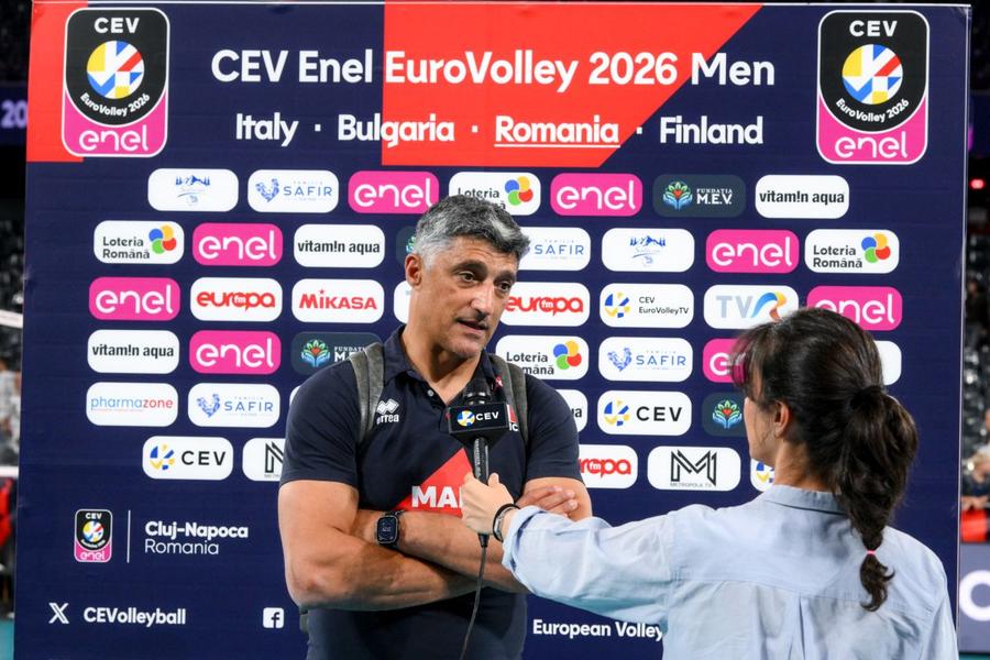 Andrea Giani, antrenorul naționalei masculine de volei a Franței/Foto: Florin Petean (CEV) Andrea Giani, antrenorul Franței și legendă a voleiului mondial, mulțumit de jocul echipei sale: „Ne apărăm incredibil de bine”