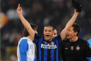 Fanii Romei n-au uitat «trădarea» lui Chivu: „Degetul mijlociu, psihologul și escorta lui de la stadion”