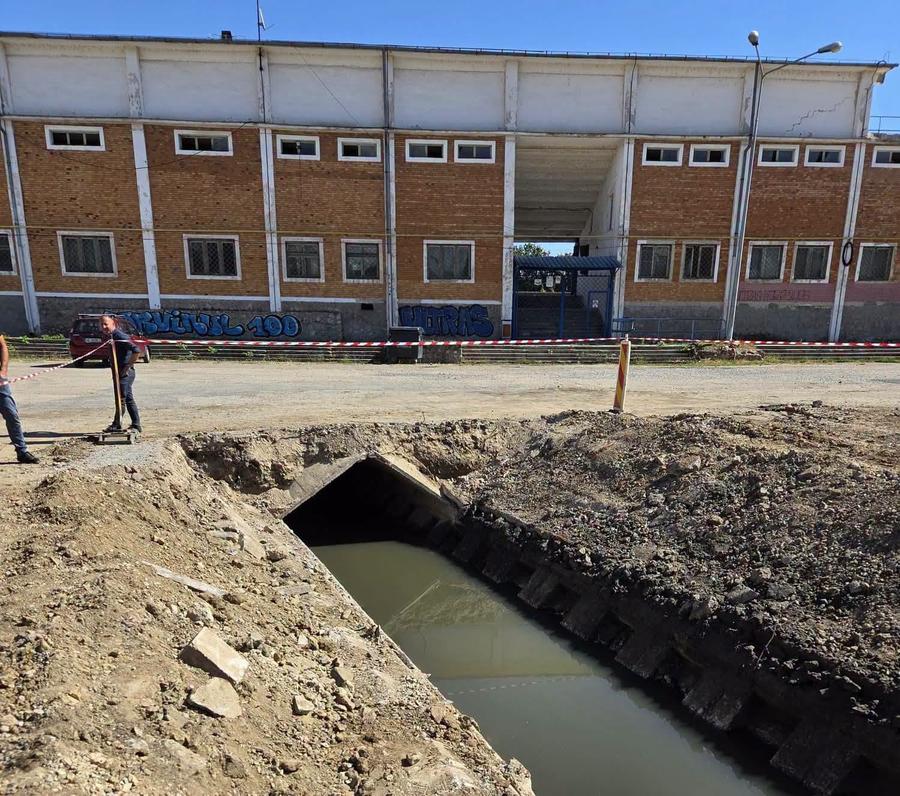 Lucrările efectuate la Huneodara pentru mutarea canalului colector menajer de sub vechiul stadion // foto: Facebook @ FC Corvinul 1921 Hunedoara Noul stadion din Superliga nu putea fi construit așa: „Ar fi trebuit să înălțăm tribunele cu 4 metri. Salvăm 6 milioane de euro”