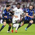 Curtis Jones (25 de ani, în duel cu Vinicius Jr.) a jucat 188 de minute în cele patru partide la Inter, fiind titular doar cu Real Madrid / Foto: Imago