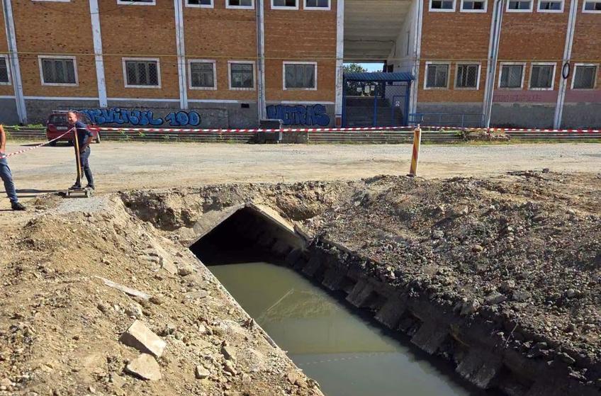 Lucrările efectuate la Huneodara pentru mutarea canalului colector menajer de sub vechiul stadion // foto: Facebook @ FC Corvinul 1921 Hunedoara