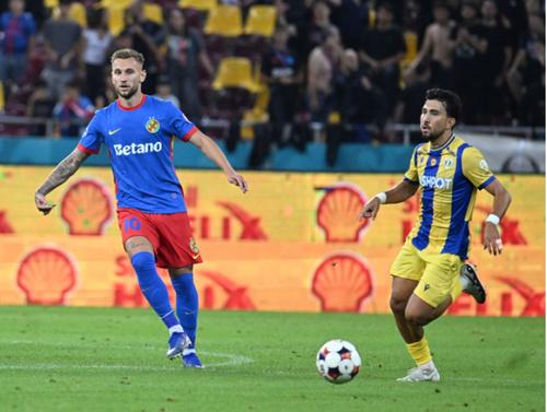Denis Drăguș, în duel cu Mark Țuțu Foto: Sport-pictures.eu
