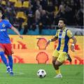 Denis Drăguș, în duel cu Mark Țuțu Foto: Sport-pictures.eu