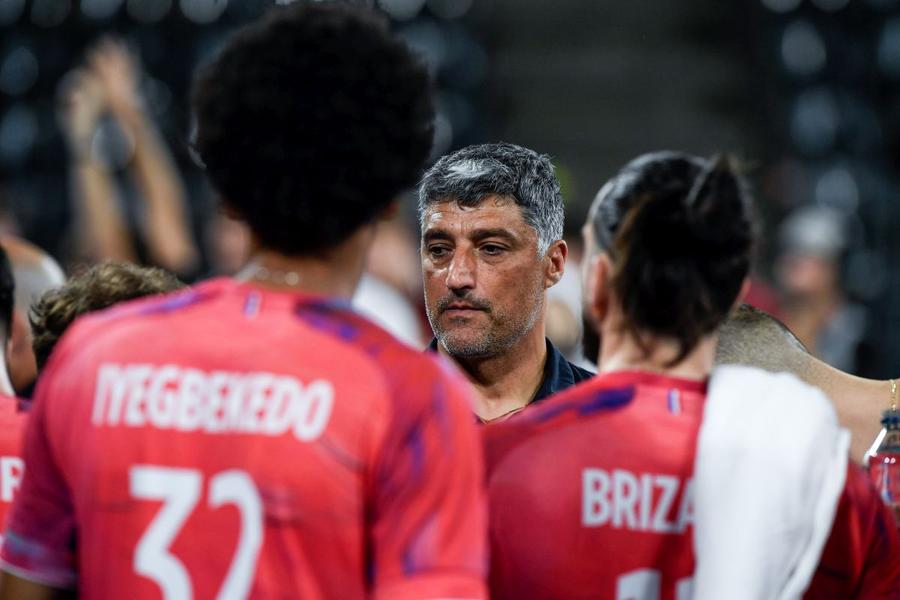 Andrea Giani, antrenorul naționalei masculine de volei a Franței/Foto: Florin Petean (CEV) Andrea Giani, antrenorul Franței și legendă a voleiului mondial, mulțumit de jocul echipei sale: „Ne apărăm incredibil de bine”