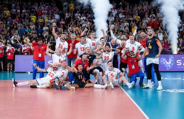 NEBUNIE LA CLUJ! România învinge Franța, campioana olimpică, după ce a salvat 4 mingi de meci
