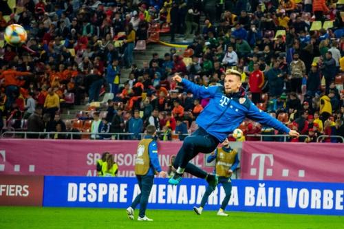 FOTO: Eurosport // Andrei Radu executând o foarfecă în pauza meciului cu Norvegia (1-1)