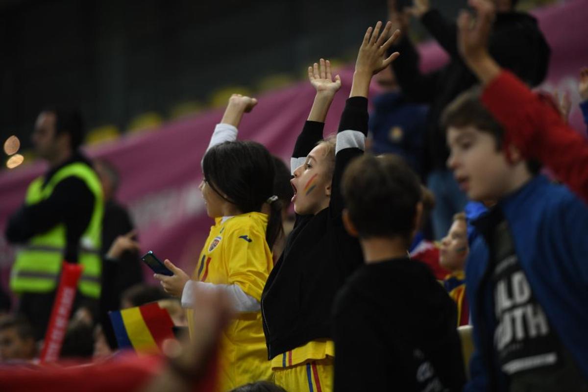 FOTO Naționala cu tricouri » Doar patru jucători le-au dat tricourile copiilor din tribune