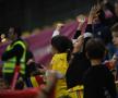 FOTO Naționala cu tricouri » Doar patru jucători le-au dat tricourile copiilor din tribune